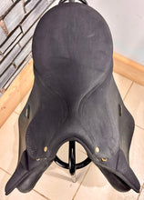 Load image into Gallery viewer, 17” MN Changeable Gullet Wintec 2000 Suede GP Saddle - Black