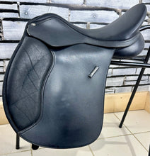 Load image into Gallery viewer, 17” Changeable Gullet XW Wintec Wide Saddle - Black