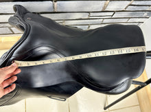 Load image into Gallery viewer, 17 1/2” MW Albion Kontrol Jump  Saddle - Black