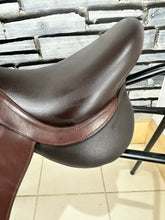 Load image into Gallery viewer, 17 1/2” XW Changeable Gullet Arena AP/Jump Saddle - Hart - Brown