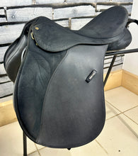 Load image into Gallery viewer, 17” MN Changeable Gullet Wintec 2000 Suede GP Saddle - Black