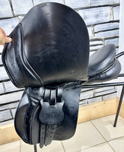 Load image into Gallery viewer, 17” Wide Cliff Barnsby GP Saddle - Black