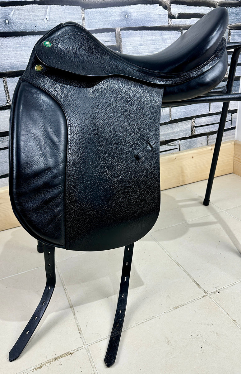 17” Medium Prestige Hippos Dressage Saddle - Black – Aberwiel Saddlery