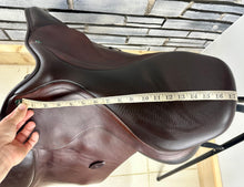 Load image into Gallery viewer, 17 1/2” XW Changeable Gullet Arena AP/Jump Saddle - Hart - Brown