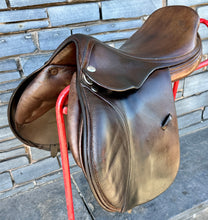 Load image into Gallery viewer, 17” Medium Harry Dabbs/Jaguar Jump Saddle - Brown