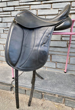 Load image into Gallery viewer, 17” Medium Sue Carson Monoflap Dressage Saddle - Black