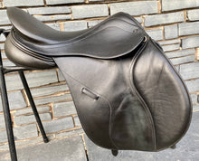 Load image into Gallery viewer, 18” Changeable Gullet/Medium Discovery (Utopia) GP/Jump Saddle - Black