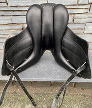 Load image into Gallery viewer, 17 1/2” MW Childeric DGP Dressage Saddle - Black