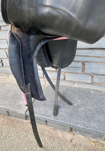 Load image into Gallery viewer, 17” Medium Sue Carson Monoflap Dressage Saddle - Black